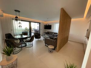 Et tv og/eller underholdning på Sunhill Primosten Resort Apartment Dario