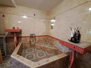 une grande salle de bain avec baignoire et douche dans l'établissement Лесной Коттедж Нова, à Živohošť 45 autres photos
