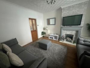 Μια τηλεόραση ή/και κέντρο ψυχαγωγίας στο Lonsdale Terrace - 3 Bedrooms - Sleeps 6
