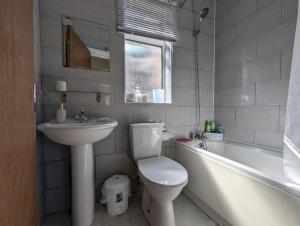 Ένα μπάνιο στο Entire 2 Bedroom Cosy Flat Near City Centre