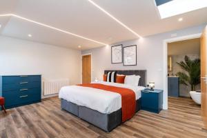 En eller flere senge i et værelse på Majestic - Superior 2 Bedroom 9