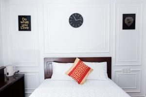 Postel nebo postele na pokoji v ubytování Phú Gia Hotel 99 Đường D1, KDC Him Lam, Tân Hưng, Quận7