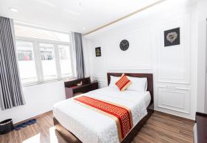 Postel nebo postele na pokoji v ubytování Phú Gia Hotel 99 Đường D1, KDC Him Lam, Tân Hưng, Quận7