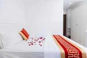 Postel nebo postele na pokoji v ubytování Phú Gia Hotel 99 Đường D1, KDC Him Lam, Tân Hưng, Quận7
