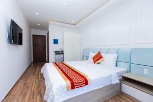 Postel nebo postele na pokoji v ubytování Phú Gia Hotel 99 Đường D1, KDC Him Lam, Tân Hưng, Quận7