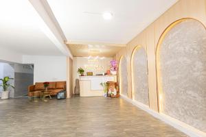 Vstupní hala nebo recepce v ubytování Phú Gia Hotel 99 Đường D1, KDC Him Lam, Tân Hưng, Quận7