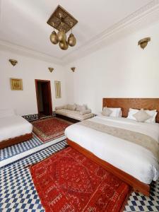 Postel nebo postele na pokoji v ubytování Riad Zawiyat Fes