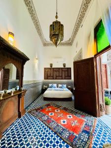 Postel nebo postele na pokoji v ubytování Riad Zawiyat Fes