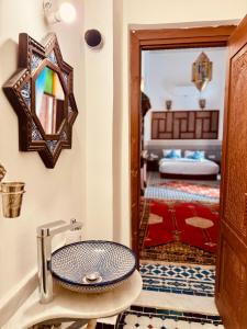 Postel nebo postele na pokoji v ubytování Riad Zawiyat Fes