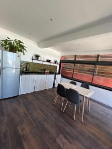 uma cozinha e sala de jantar com mesa e cadeiras em Mon Ti Piton em Saint-Leu