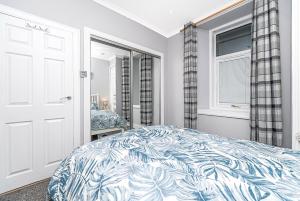 MarkinchにあるThe Wee Haig - 1 Bedroom Condoのベッドルーム(ベッド1台、窓付)