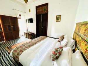 Postel nebo postele na pokoji v ubytování Riad Zawiyat Fes