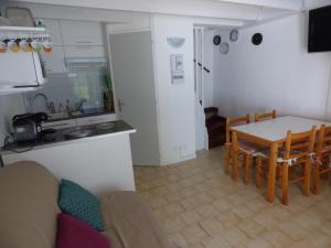 Kuchyňa alebo kuchynka v ubytovaní "Azur & Soleil 6" -Duplex en rez de jardin -Parking-Plage Richelieu à 400m + 22 fotografií