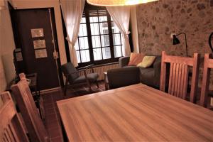 a living room with a table and a couch at CanCu Casa en el centro de Sant Feliu de Guíxols in Sant Feliu de Guixols