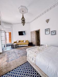 Postel nebo postele na pokoji v ubytování Riad Zawiyat Fes