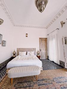 Postel nebo postele na pokoji v ubytování Riad Zawiyat Fes