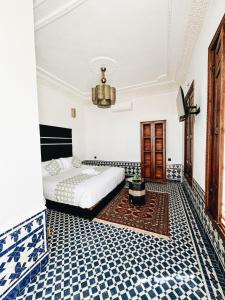 Postel nebo postele na pokoji v ubytování Riad Zawiyat Fes