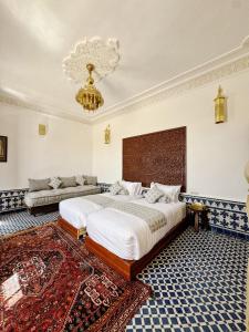 Postel nebo postele na pokoji v ubytování Riad Zawiyat Fes