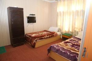 En eller flere senge i et værelse på Rustam Palace