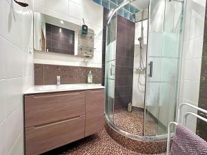 Phòng tắm tại 3 pièces 100m2 balcon centre juan 2 pas des plages +17 ảnh