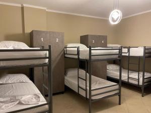 Rúm í herbergi á Buda Hostel