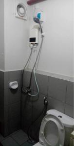 un bagno con un WC con un asciugacapelli a parete di Condo Unit in Banilad Mandaue Cebu - 1 to 3 pax booking granted a 1 bedroom unit of your choice and a minimum of 4 guests for a 2 bedroom unit a Mandaue