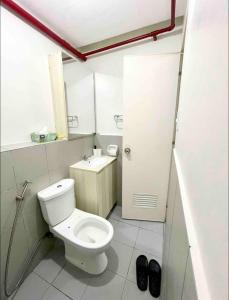 un piccolo bagno con servizi igienici e specchio di Condo Unit in Banilad Mandaue Cebu - 1 to 3 pax booking granted a 1 bedroom unit of your choice and a minimum of 4 guests for a 2 bedroom unit a Mandaue