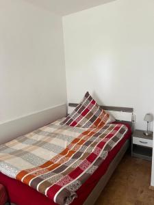 Bett mit einer Decke auf dem Zimmer in der Unterkunft Aventur Studio 212 Am Rotharrsteig in Medebach