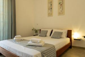 A bed or beds in a room at Theofilos apartment