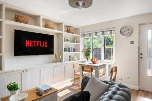 TV a/nebo společenská místnost v ubytování Radiant Retreat Datchet-12 mins to Heathrow close to Windsor ,Legoland, Eton and Slough