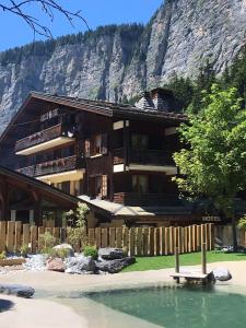 モルジヌにあるChalet Croq'Neigeの山を背景にした大きな建物