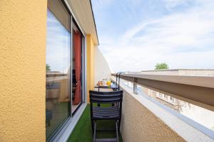 a balcony with a table on the side of a building at Ty Loan I Hyper centre & Balcon in Crozon