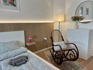 Postel nebo postele na pokoji v ubytování Minimalistic Apartment & Studio in Heart street