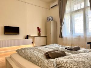 Postel nebo postele na pokoji v ubytování Minimalistic Apartment & Studio in Heart street