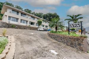 een lege straat voor een gebouw bij Unit 5 Waena Inn Newly Renovated Maui Private Suite in Wailuku