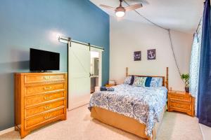 Postel nebo postele na pokoji v ubytování Marina and Pool Access Lovely Lake Keowee Townhome! + 26 fotografií