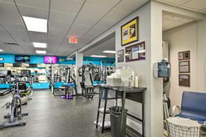 Fitness centrum a/nebo fitness zařízení v ubytování Marina and Pool Access Lovely Lake Keowee Townhome!