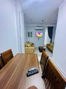 TV a/nebo společenská místnost v ubytování Abbady tower , streat Modyryat Al AMN, Gazirat Al Awameyah, Luxor,