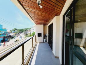 a balcony of a building with a view of a street at Sobrado 30 m praia, quartos climatizados, 1 vaga, até 6 pessoas in Bombinhas