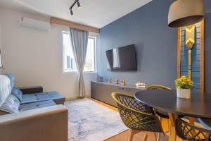 un soggiorno con un divano e un tavolo di Apto Super Moderno e Central a Florianópolis
