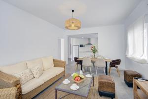 una sala de estar con un sofá y una mesa en Comeback HOTEL CALIFORNIA, en Calahonda 24 fotos más