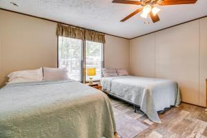 Postel nebo postele na pokoji v ubytování Greers Ferry Lakefront Home with Deck and Boat Slips!