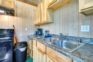 Η κουζίνα ή μικρή κουζίνα στο Pet-Friendly Salesville Haven 3 Mi to Norfork Lake