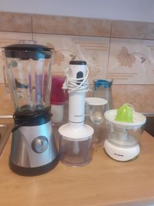 a group of blenders sitting on a counter at Apartament PARTER in Slănic-Moldova