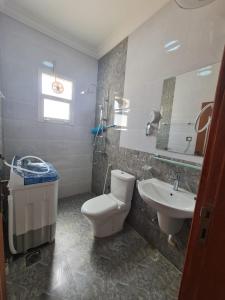 une salle de bain avec toilettes et lavabo dans l'établissement Villa Modern صلاله صحنوت, à Arzat