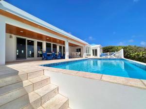 una piscina en el patio trasero de una casa en Toes in the Sand Beach House, en Christiansted