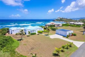 una vista aérea de una casa en la playa en Toes in the Sand Beach House, en Christiansted