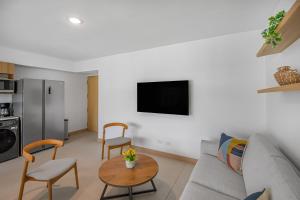 TV a/nebo společenská místnost v ubytování Upstay - NEW BUILD - Viva Jaco Condo w Epic Views + 24 fotografií