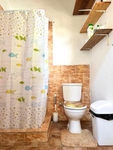 Un baño de Peaceful 1BR APT in Maculusso
