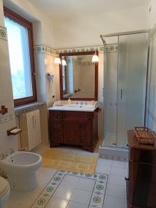 une salle de bain avec douche, lavabo et toilettes dans l'établissement Casale la Quercia - Splendido casale nella natura, à Cura 33 autres photos